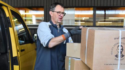 Il postin Schimun Fried scumparta daspö 43 ons gazettas, chartas ed ils pakets a Scuol. fotografia: Nicolo Bass