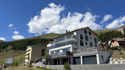 L’anteriur Hotel Wolf zieva la renovaziun. Inua cha’s rechattan hozindi las garaschas d’eira pü bod la pizzaria. L’edifizi dal White Light Alpine Chic Hotel – il proget oriund es dal Büro Mario Botta (fotografia: Martin Camichel).