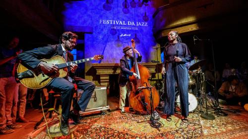 Von links: Gitarrist Pasquale Grasso, Contrabassist Mathias Allamane und Sängerin Samara Joy. Verdeckt ist Drummer Malte Arndal.	Foto: Fotoswiss/Giancarlo Cattaneo