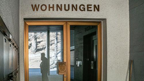 Oft können Einheimische beim Verkauf von altrechtlichen Wohnungen nicht mitbieten und laufen so Gefahr, aus dem Wohnungsmarkt verdrängt zu werden.		Symbolfoto: Jon Duschletta