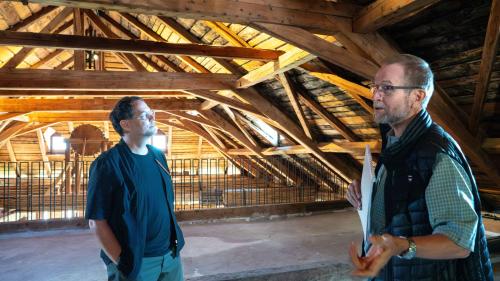 Remo Derungs (links) und Jon Andrea Könz im imposanten Dachstuhl, einem sogenannt liegenden Dachstuhl, der Chesa Gregori in Zuoz. Foto: Jon Duschletta